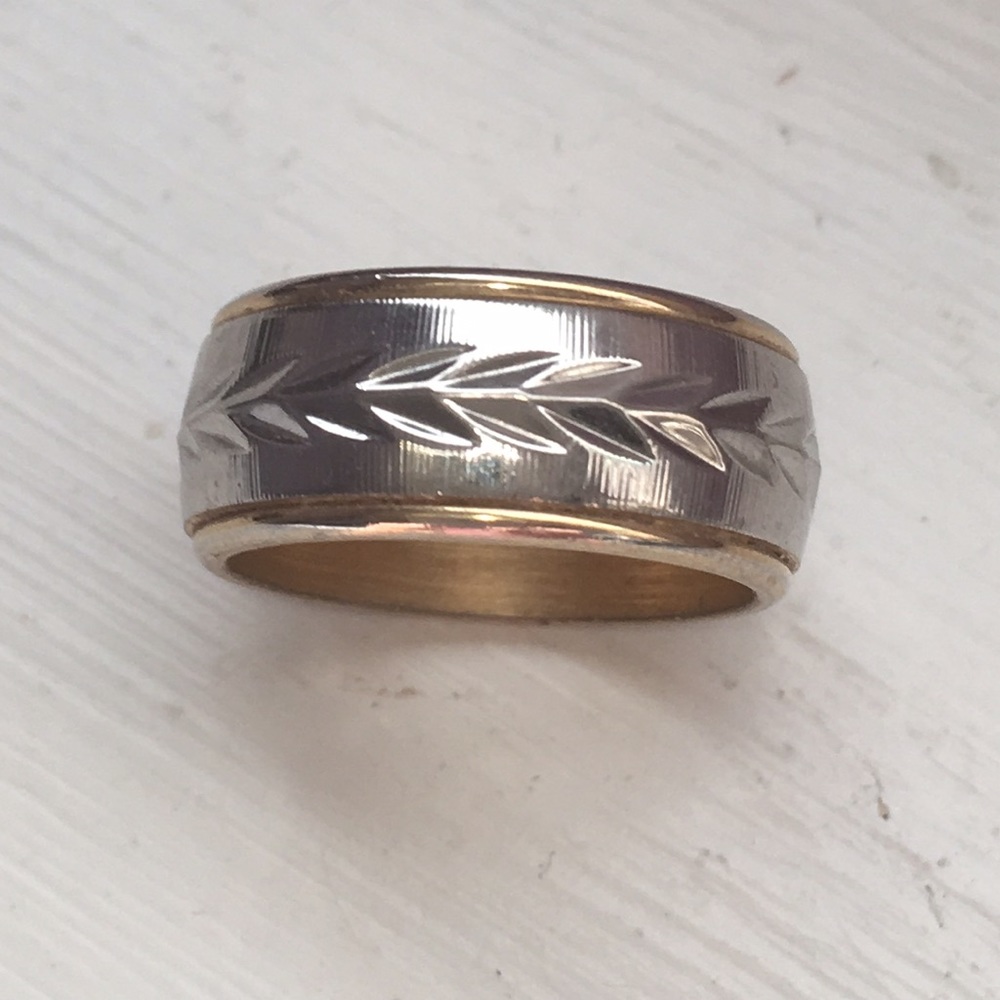 18K Vintage Etched Leaf Design Two Tone Gold Ring